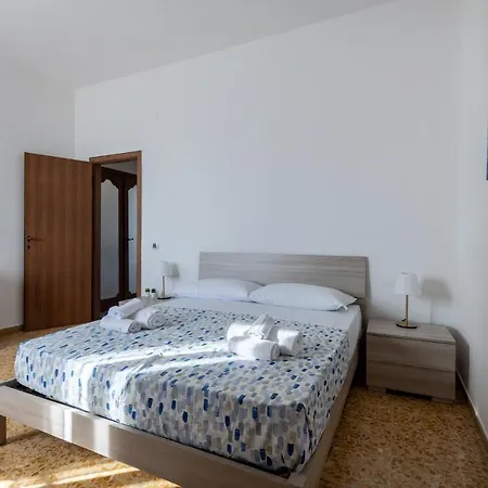 Quiet And Bright Flats With Balcony Πίζα