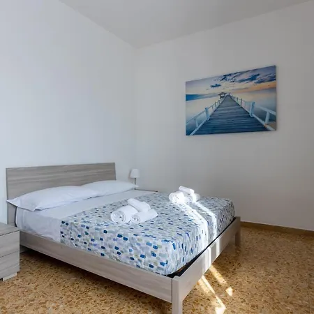 Quiet And Bright Flats With Balcony Πίζα