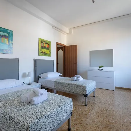 Quiet And Bright Flats With Balcony * Πίζα