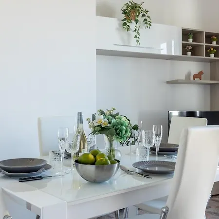 Guesthost - Quiet And Bright Flats With Balcony Apartament *